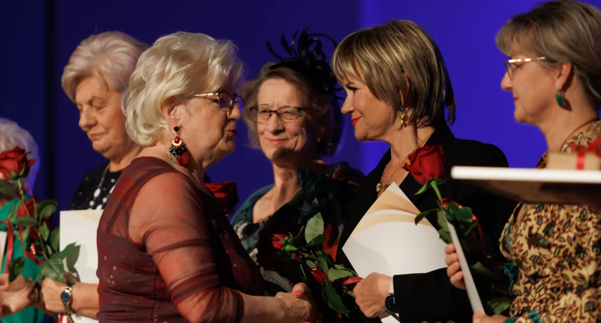 Ewa Pietrzak ( druga z prawej) wraz z seniorkami  nominowanymi w tegorocznej edycji konkursu Senior Godny Naśladowania