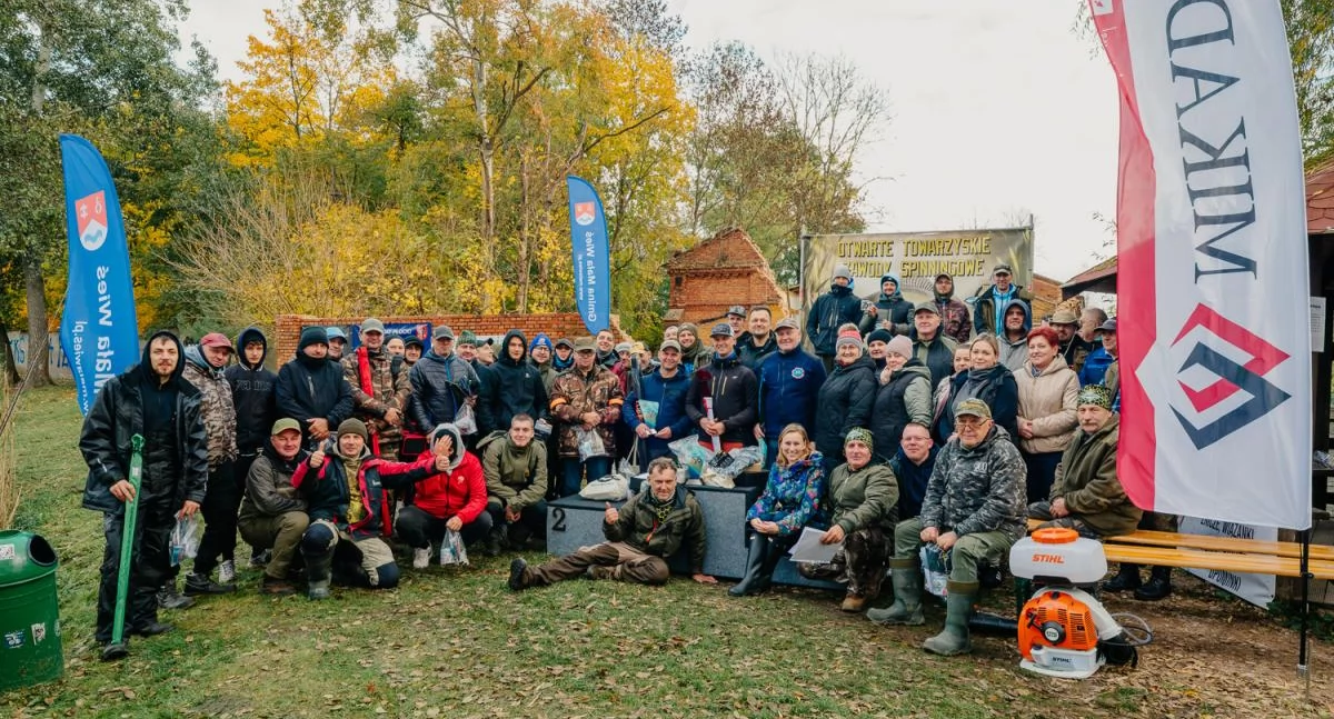 Uczestniczy zawodów wędkarskich w Małej Wsi