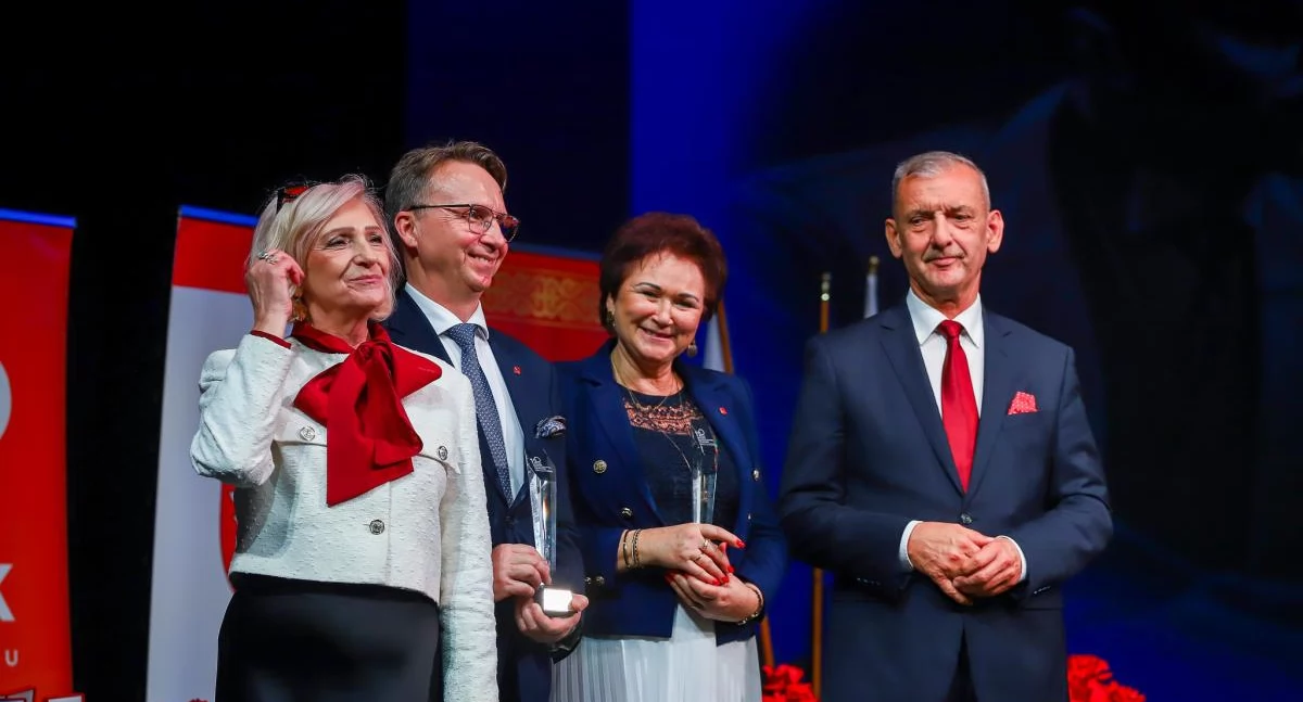 (od lewej)  Urszula Woźniak - wiceszefowa ZNP, Stanisław Nisztor - prezes oddziału ZNP w Płocku, Ewa Kowalak - prezes oddziału powiatowego ZNP w Płocku, Sławomir Broniarz  - prezes ZNP . 