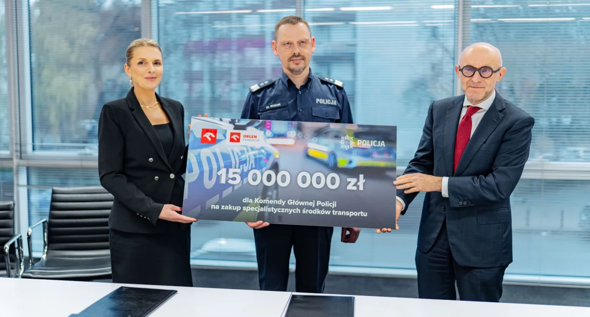 Na zdjęciu od lewej Katarzyna Harpak - Prezes Zarządu Fundacji ORLEN, gen. insp. Marek Boroń - Komendant Główny Policji oraz Ireneusz Fąfara - Prezes Zarządu ORLEN