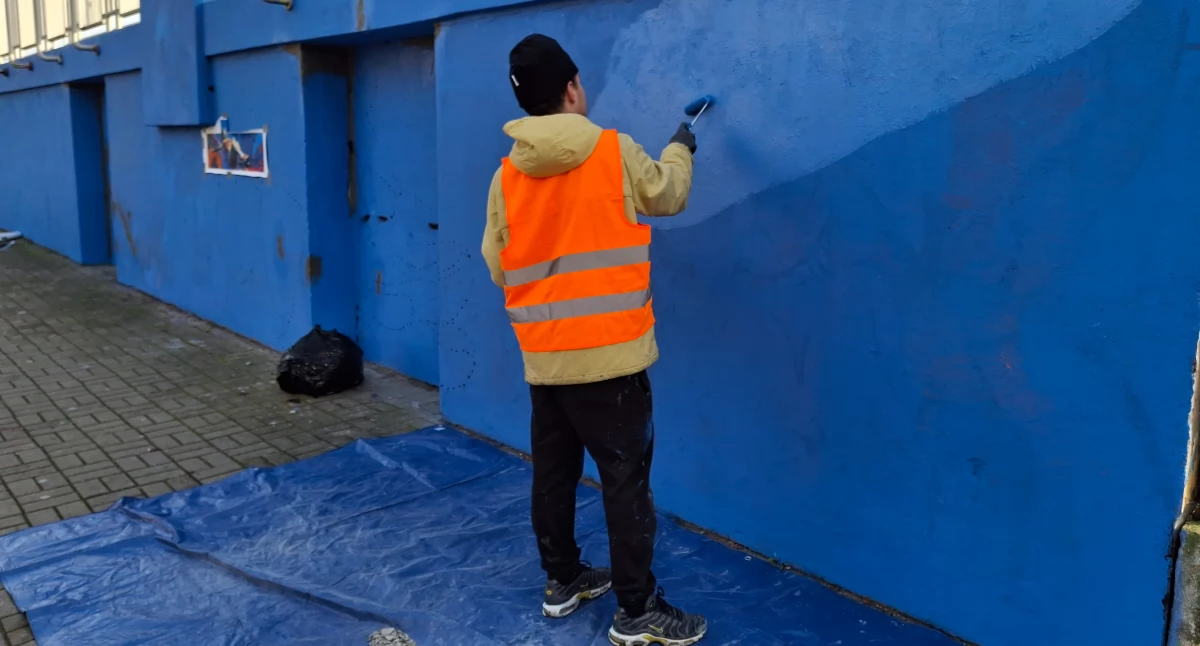 Warto wiedzieć, Powstaje mural ogrodzeniu stadionu miejskiego Płocku strony Kochanowskiego - zdjęcie, fotografia