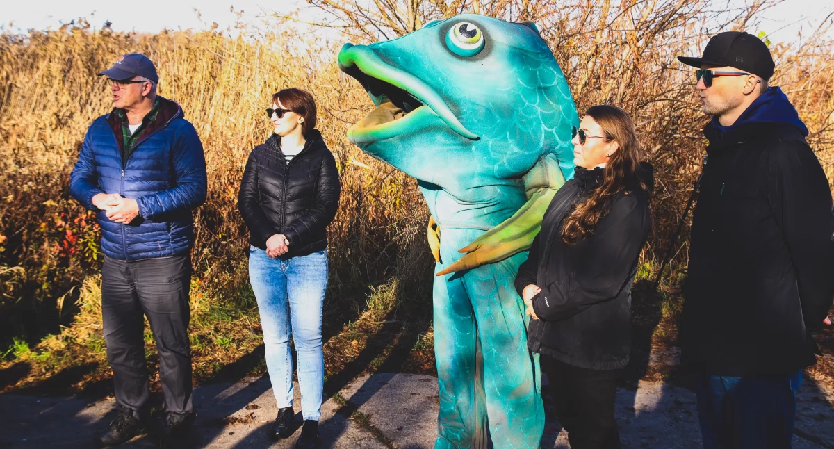 Orlen, Młode szczupaki właśnie trafiły Wisły! Pomogły dzieci płockiej szkoły - zdjęcie, fotografia