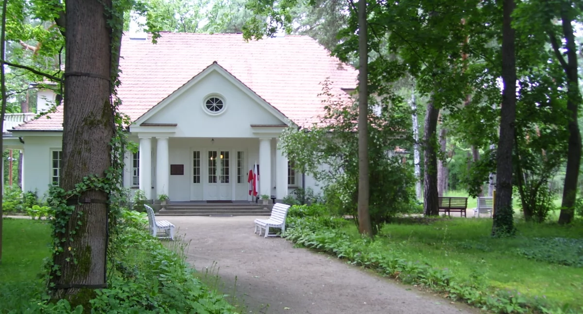 Turystyka, wizytą dworku Piłsudskich „Milusinie” - zdjęcie, fotografia