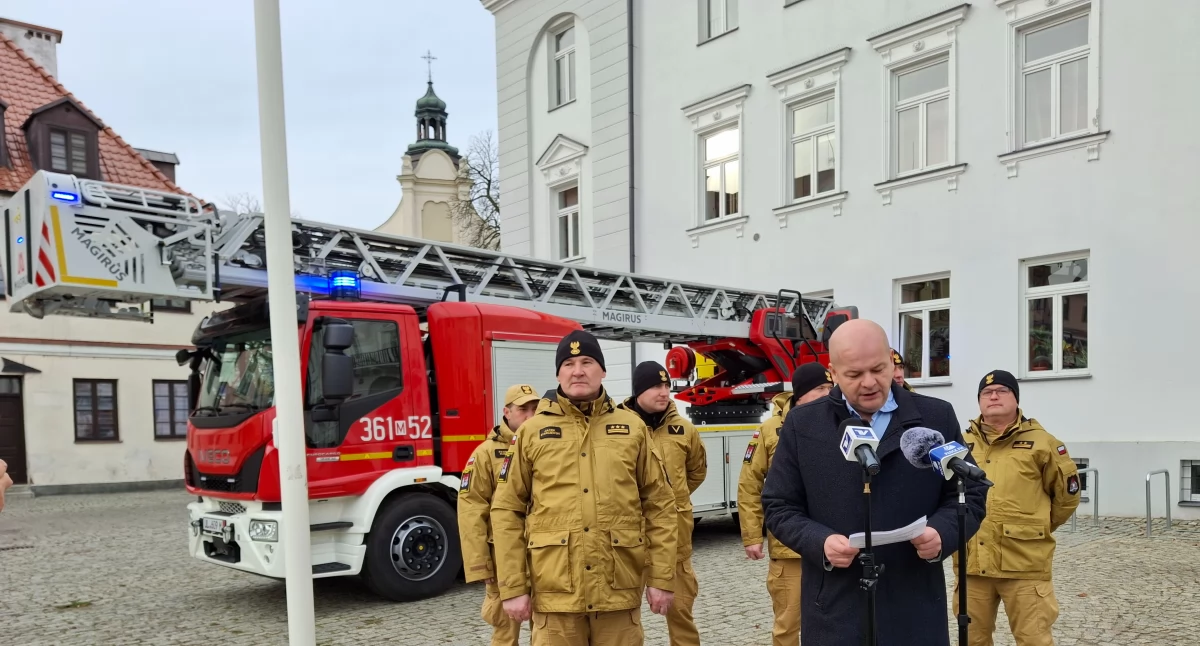 Warto wiedzieć, drabina koszem płockich strażaków Dosięgnie najwyższych pięter - zdjęcie, fotografia