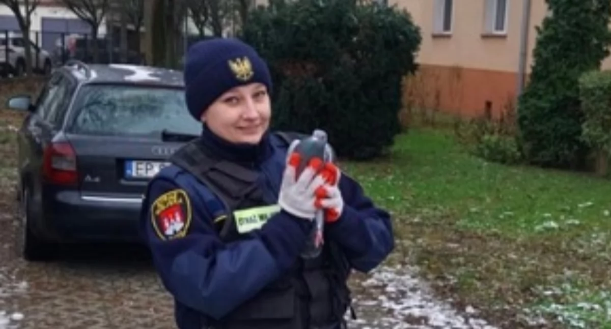 Strażnicy uwolnili uwięzionego na balkonie gołębia 