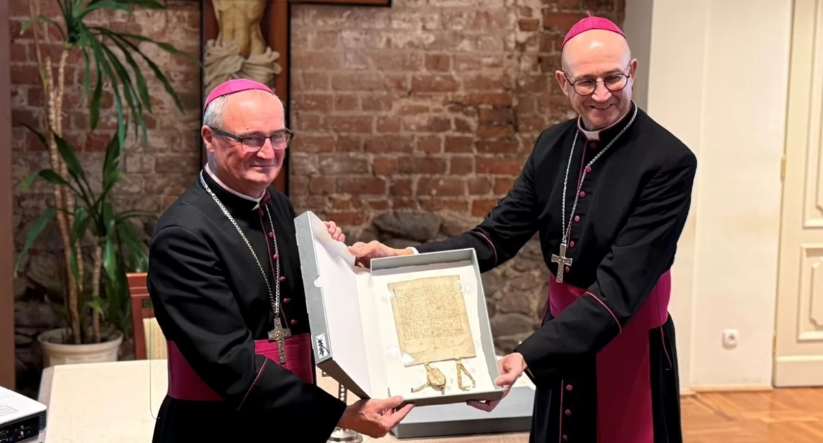 1 grudnia br. metropolita warszawski abp. Adrian Galbas SAC oficjalnie przekazał pergaminy bp. Szymonowi Stułkowskiemu