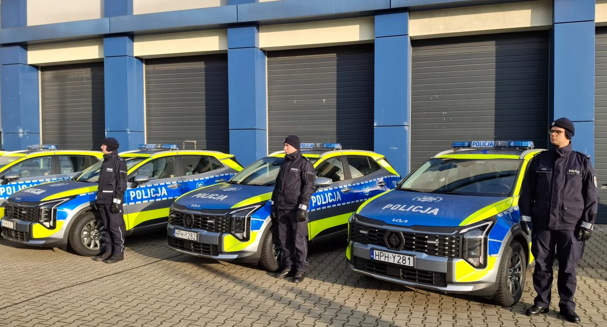 Warto wiedzieć, samochody policjantów Płocka powiatu Pięć oznakowanych nieoznakowane - zdjęcie, fotografia