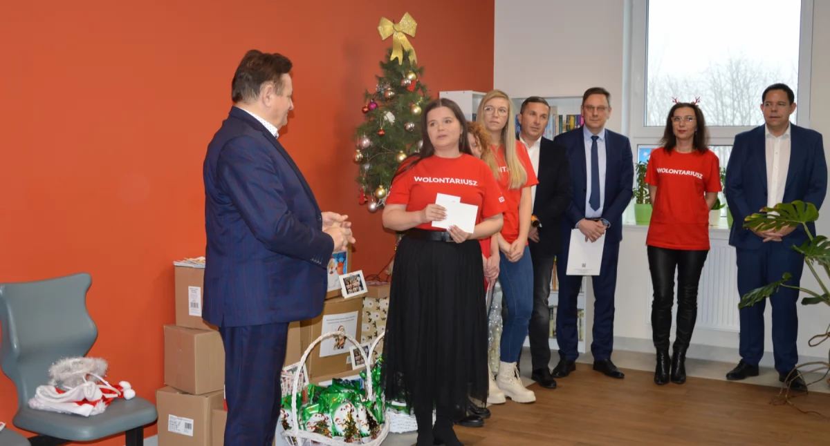 Orlen, Wolontariusze ORLEN wizytą pacjentów szpitala Winiarach  Mały wielka - zdjęcie, fotografia
