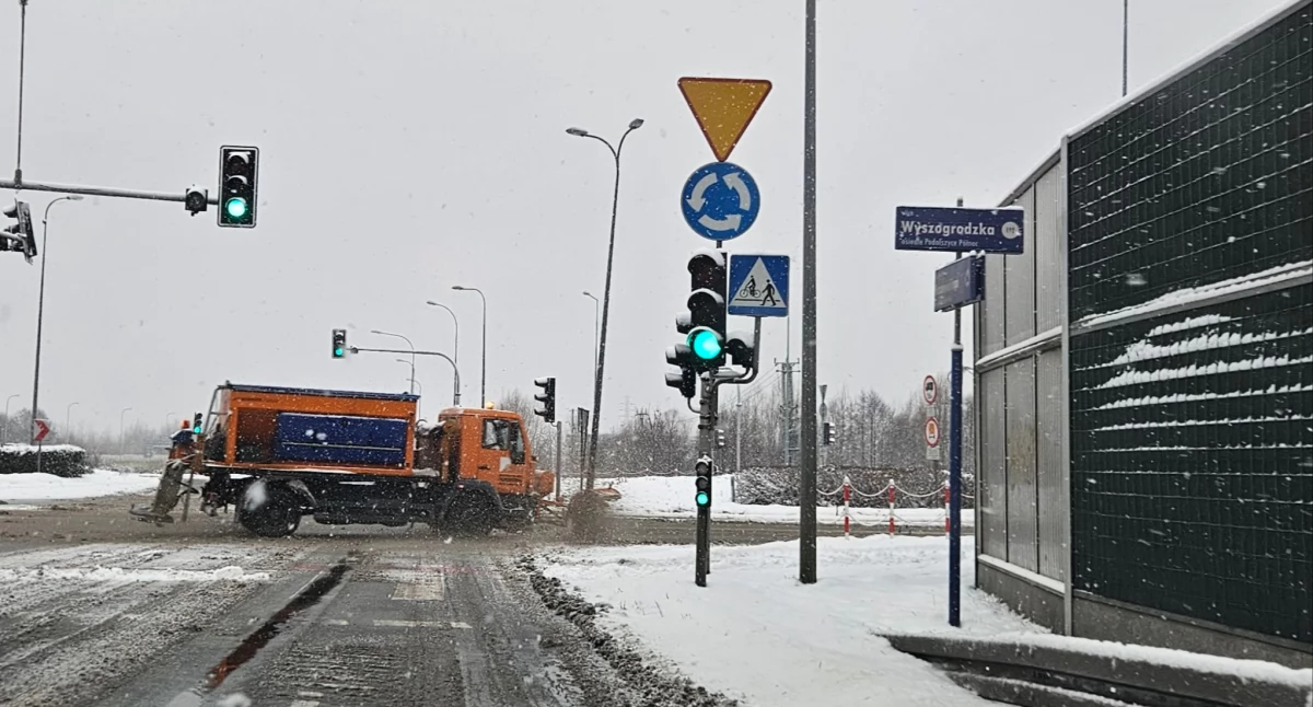 Choć na ulicach Płocka pracuje już ciężki sprzęt, warunki do jazdy są bardzo wymagające