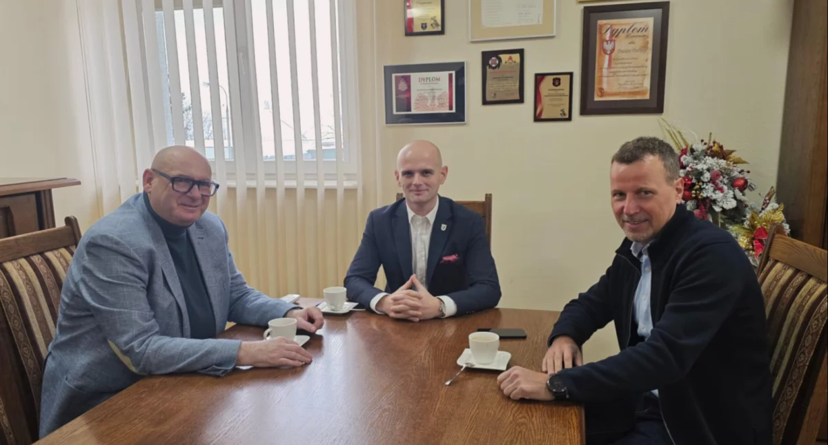 Od lewej: Wicemarszałek Sejmu RP Piotr Zgorzelski, Starosta Płocki Sylwester Ziemkiewicz, Rektor Akademii Mazowieckiej w Płocku prof. Maciej Słodki