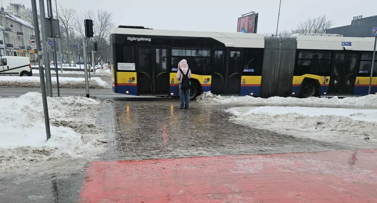 Wokół Nas, Miasto lodowisko Uważajcie oblodzonych chodnikach Płocku - zdjęcie, fotografia