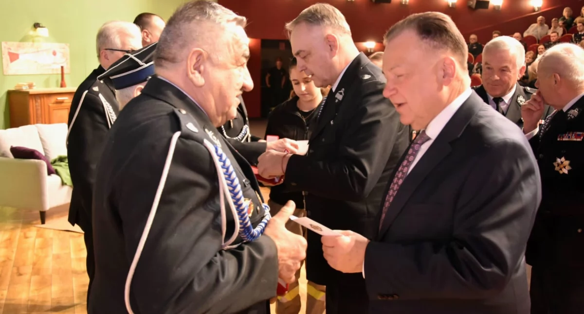 Gratulacje odznaczonemu Krzysztofowi Kamińskiemu składali m.in. Waldemar Pawlak – Prezes Zarządu Głównego ZOSP RP oraz Adam Struzik – Marszałek Województwa Mazowieckiego.