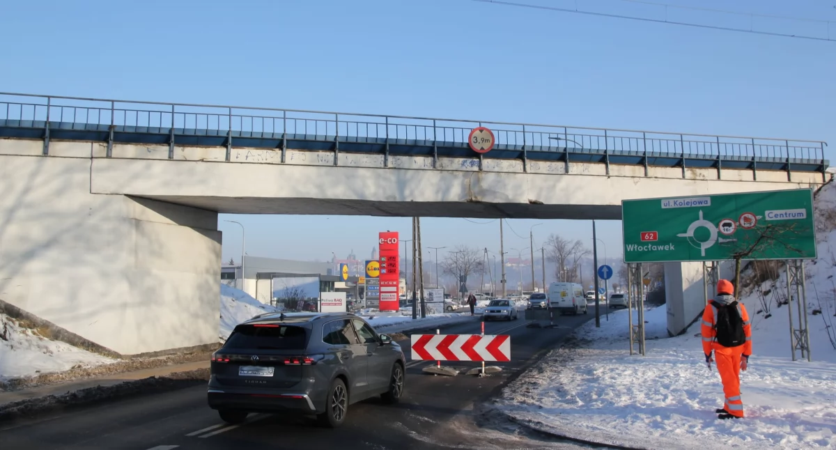 Warto wiedzieć, Utrudnienia ruchu lewobrzeżnej części Płocka wiaduktu odpadł - zdjęcie, fotografia
