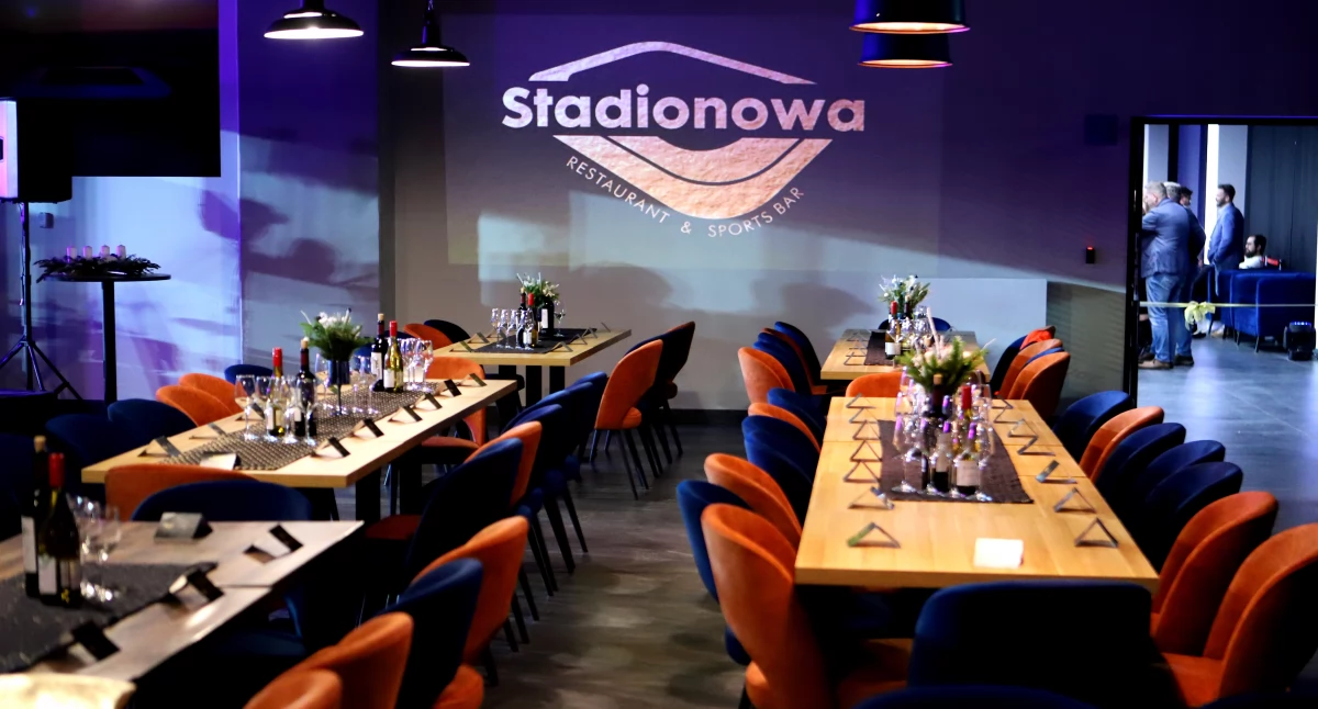 Restauracja Stadionowa dysponuje różnymi formatami stolików. Goście naszej uroczystej Gali spotkają się przy stolikach okrągłych