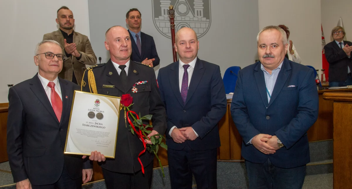Warto wiedzieć, Komendant płockiej straży pożarnej przechodzi emeryturę Dziś wyróżnili radni - zdjęcie, fotografia