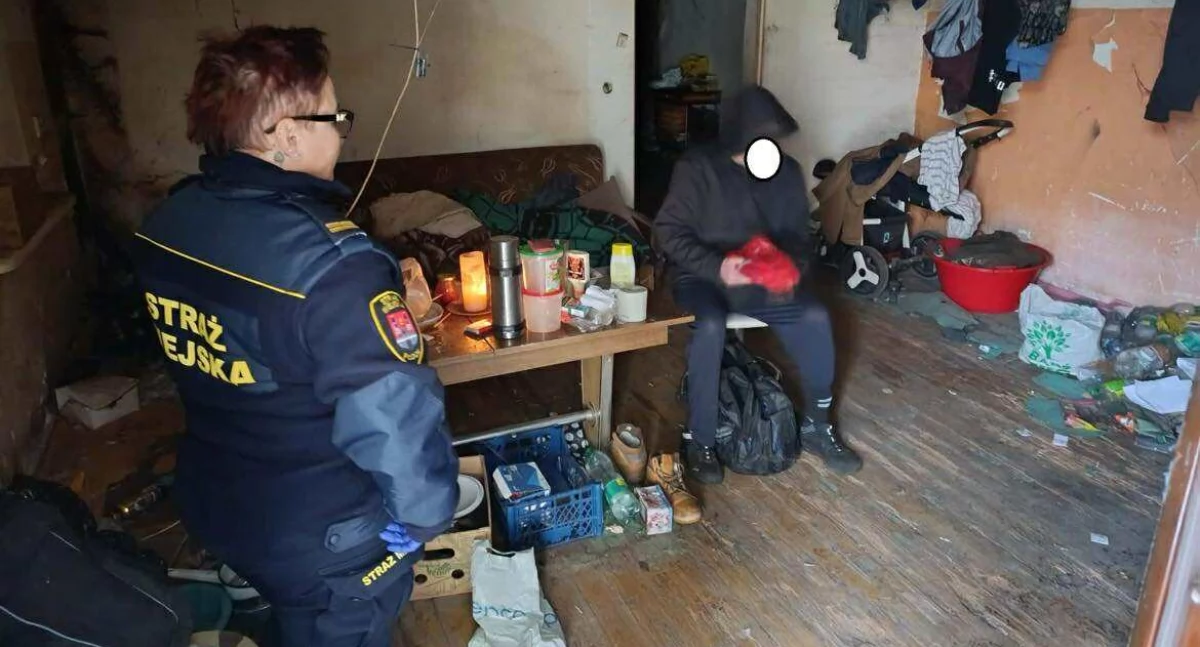 W okresie zimowym patrole strażników miejskich systematycznie sprawdzają miejsca, w których mogą przebywać osoby w kryzysie bezdomności 