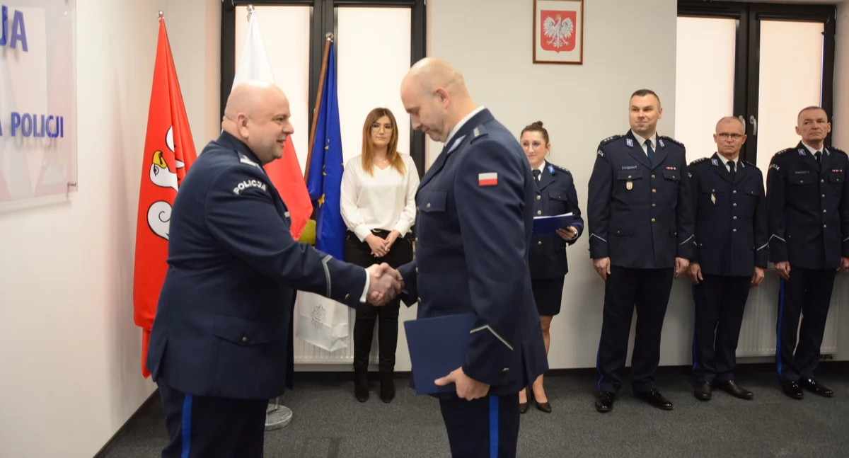 Podczas uroczystej zbiórki rozkaz personalny nadkomisarzowi Marcinowi Jędrzejewskiemu wręczył mł. insp. Robert Nowakowski - Komendant Powiatowy Policji w Sierpcu