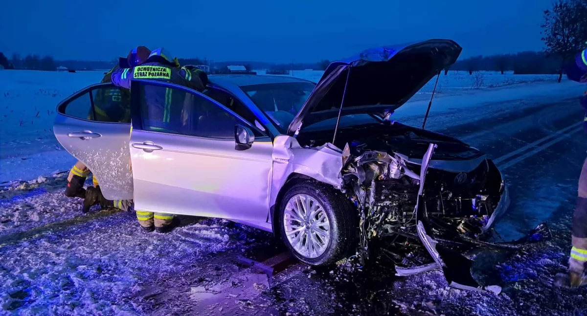 Wypadki, Groźnie wyglądająca kolizja Sikorzu Toyota uderzyła drzewo droga była zablokowana - zdjęcie, fotografia