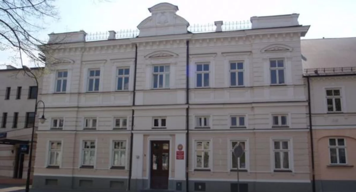 Zdjęcie przedstawia część dawnego Hotelu Warszawskiego w czasie, kiedy obiekt był siedzibą płockiego Sanepidu