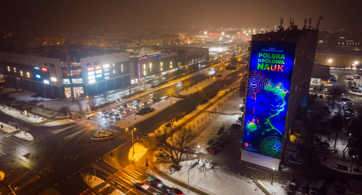 Orlen, Takiej Skłodowskiej Curie znacie Uradowana noblistka patrzy Płock - zdjęcie, fotografia