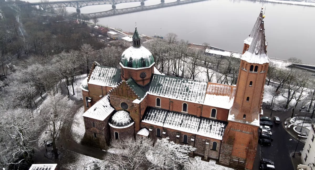 To oczywiście nie pierwsza katedra na Wzgórzu Tumskim. Pierwotna była drewniana. To w niej na rycerza pasowano późniejszego króla Bolesława Krzywoustego. Także ta obecna była wielokrotnie przebudowywana. Niemniej tożsama jest z Diecezją Płocką, która liczy sobie 950 lat