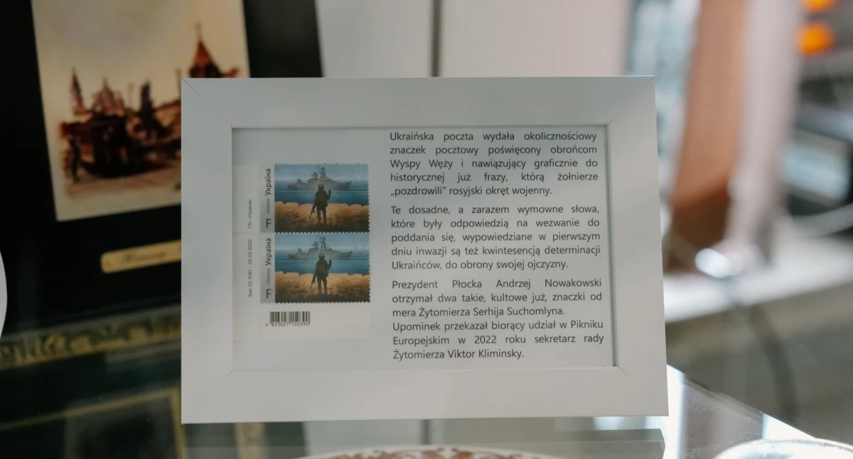 Warto wiedzieć, Ekspozycja pamiątek miast partnerskich Płocka obejrzenia urzędzie miasta - zdjęcie, fotografia