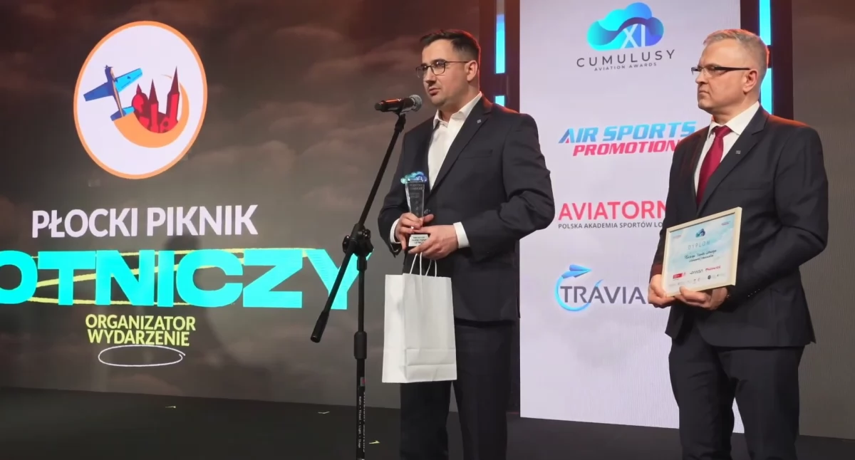Warto wiedzieć, Błękitny Cumulus Płockiego Pikniku Lotniczego - zdjęcie, fotografia
