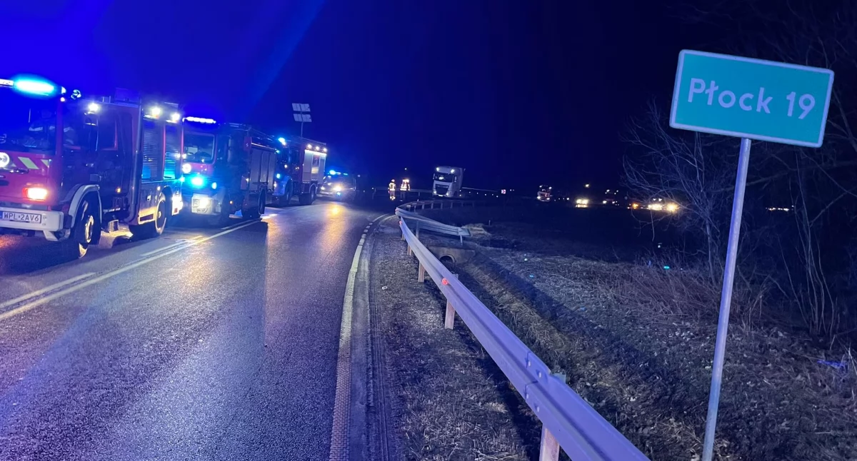 Warto wiedzieć, Wypadek krajowej „sześćdziesiątce” pobliżu Płocka rozbitych autach podróżowało pięć osób - zdjęcie, fotografia