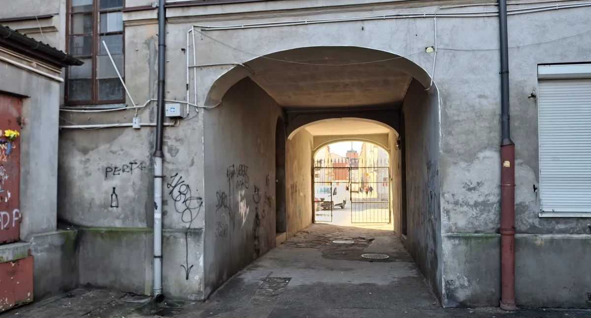 Warto wiedzieć, Znikną stare stajenki powstanie nawierzchnia zgoda zmiany Starym Mieście - zdjęcie, fotografia