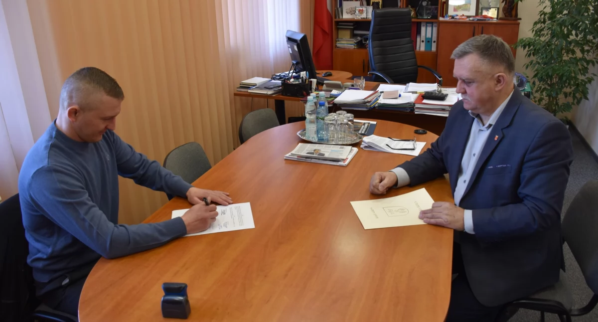 zdjęcia ze strony urzędu gminy Stara Biała. Podpisanie umów