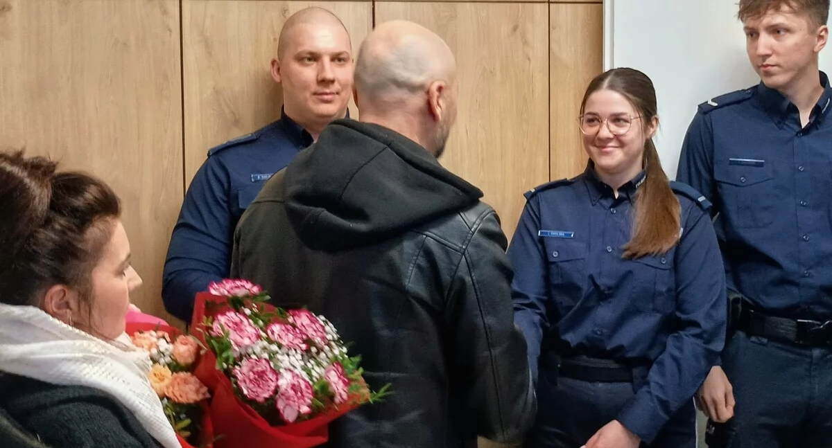 Wiadomości Policja , Wdzięczność wzruszenie Uratowana latka Mochowo podziękowała policjantom ratunek (ZDJĘCIA) - zdjęcie, fotografia