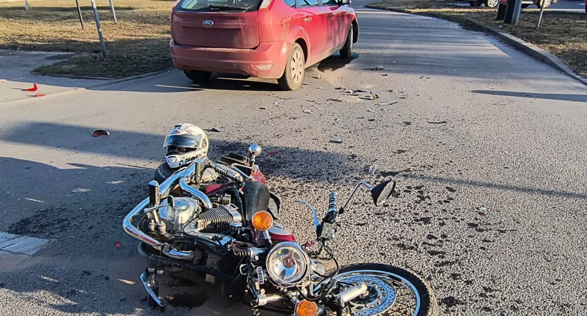 Wiadomości Policja , Kolejne zdarzenie drogach Płocka Otolińskiej kierowca Forda ustąpił pierwszeństwa motocykliście - zdjęcie, fotografia