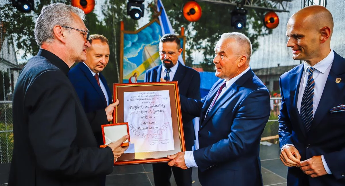 Przedstawiciele Starostwa Powiatowego w Płocku gratulują księdzu Zalewskiemu wieloletniej posługi duszpasterskiej i działalności na rzecz społeczności lokalnej