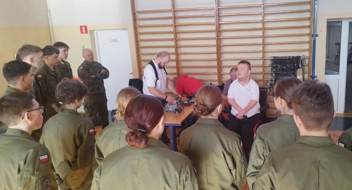Edukacja, Młodzież uczyła korzystać dronów Warsztaty uczniów Gostynińskiego Centrum Edukacyjnego - zdjęcie, fotografia