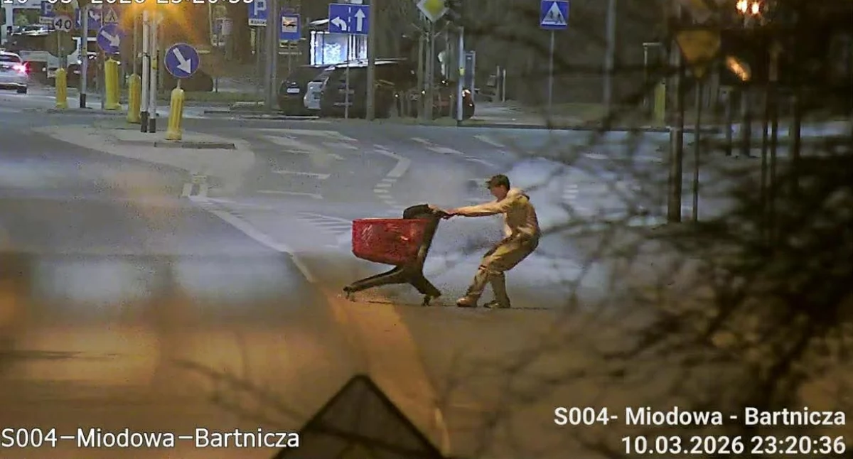 Straż miejska, latek zabrał koleżankę przejażdżkę wózkiem sklepowym Nocą ulicy centrum Płocka - zdjęcie, fotografia
