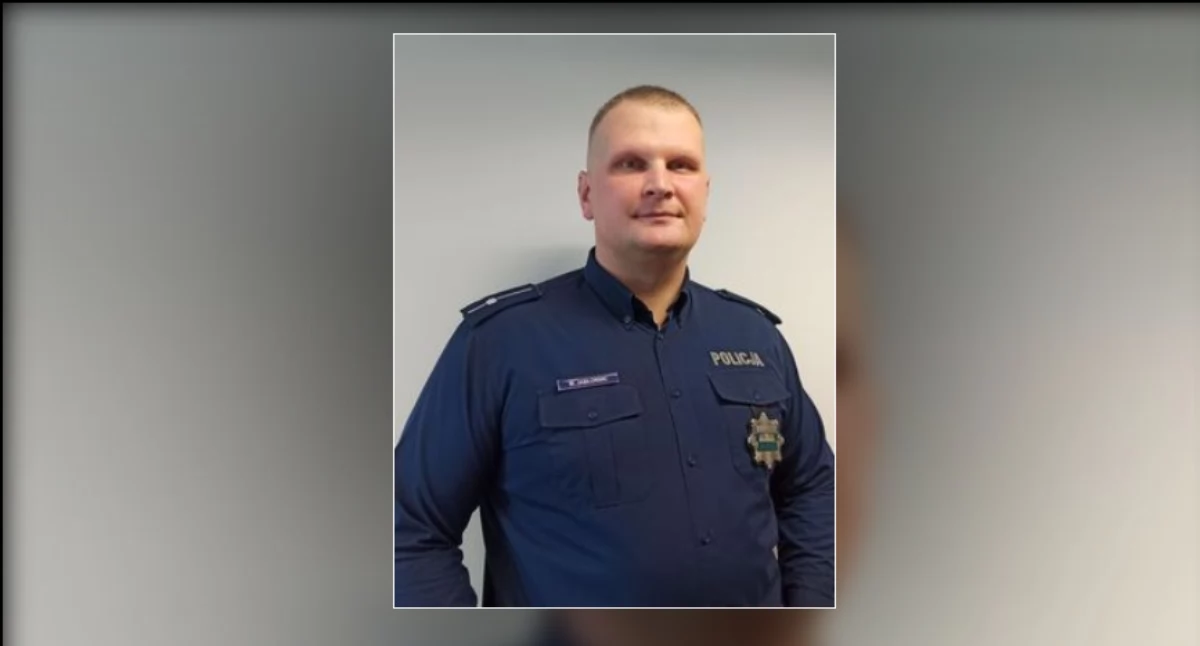 Mł. asp. Michał Jabłoński pomógł 76-letniej kobiecie z Płocka