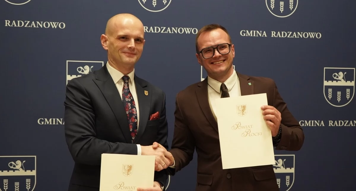 Zdjęcie ze zbiorów Starostwa Powiatowego w Płocku. Na zdjęciu starosta powiatu Sylwester Ziemkiewicz oraz wójt gminy Radzanowo Piotr Jakubowski