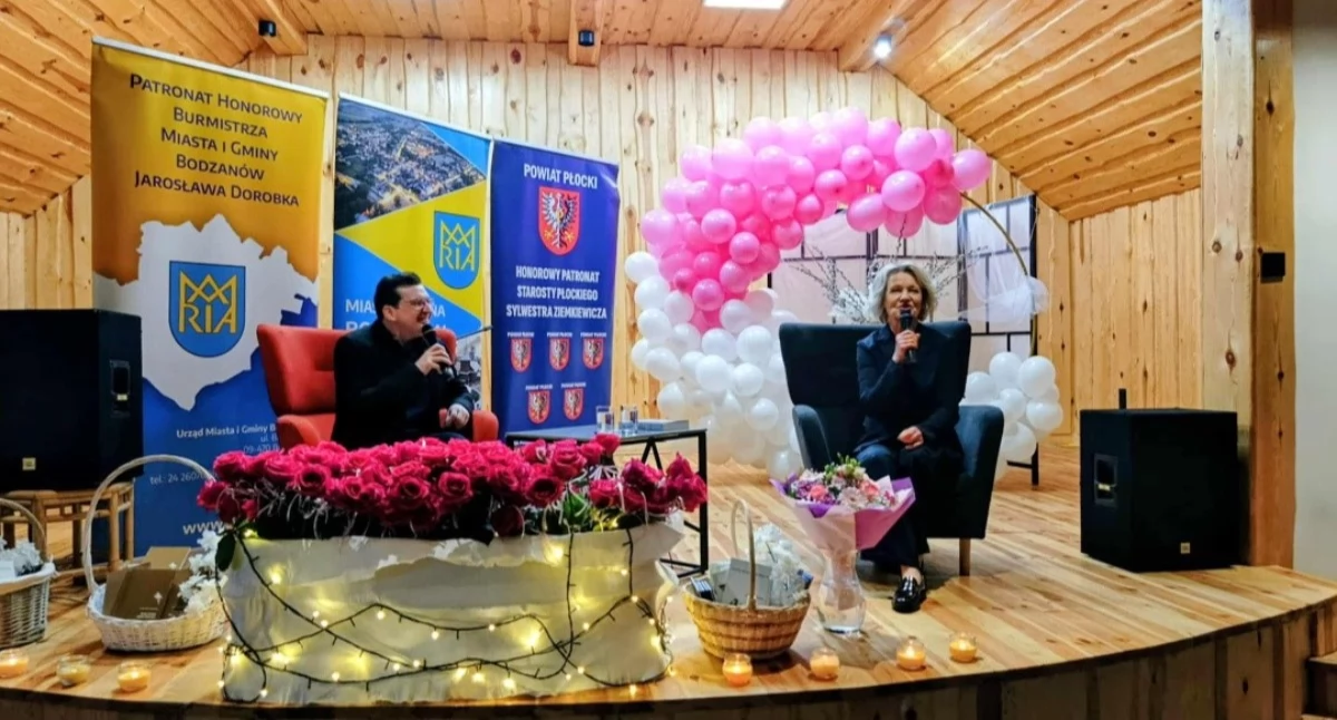 zdjęcie ze strony Facebook Biblioteka Centrum Kultury w Bodzanowie - spotkanie z Marią Pakulnis. Dzień Kobiet 
