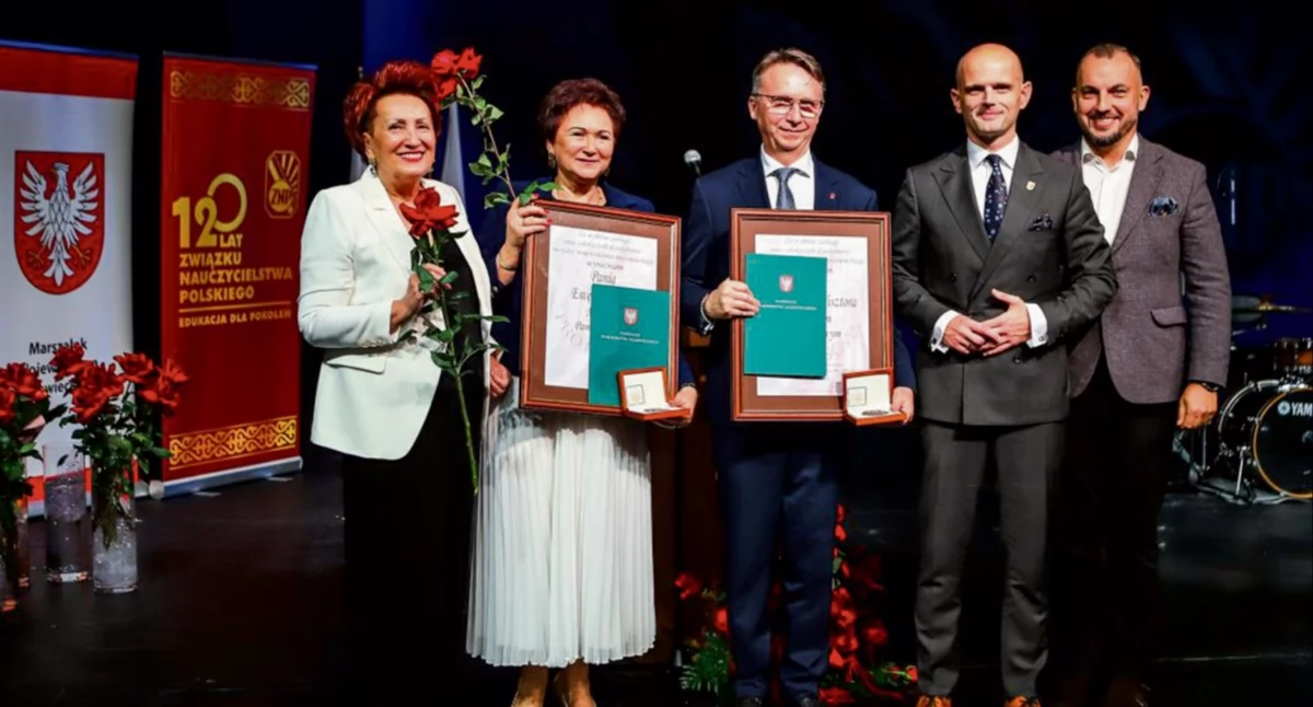 Jedno z Wydarzeń nominowanych w tegorcznym Plebiscycie. Uroczystość 120-lecia ZNP w Płocku zwieńczona była jubileuszową galą. Na zdjęciu w środku: Ewa Kowalak i Stanisław Nisztor