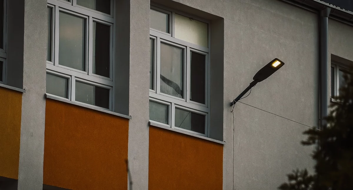 Interwencje, Płock Kossobudzkiego Dlaczego latarnia świeci ciągu - zdjęcie, fotografia