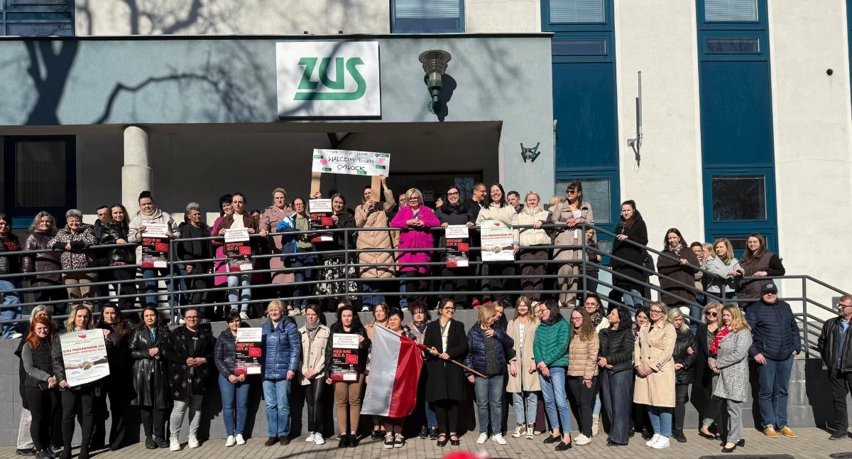 Warto wiedzieć, Pracownicy Oddział Płocku dołączyli protestu Chodzi podwyżki - zdjęcie, fotografia