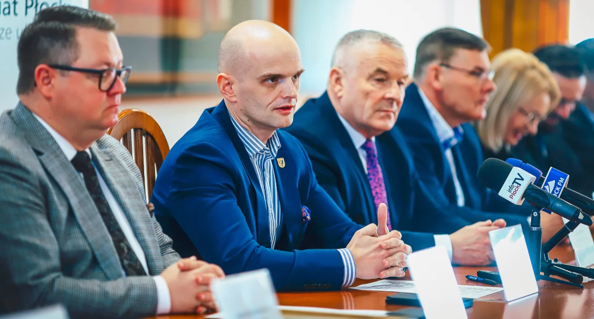 Warto wiedzieć, Powiat Płocki rozwija infrastrukturę Starostwie podpisano umowy wykonawcami - zdjęcie, fotografia