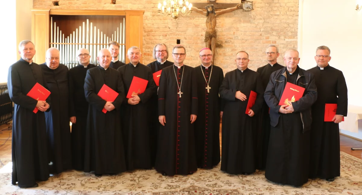 Kapłani diecezji płockiej odebrali honorowe odznaczenia