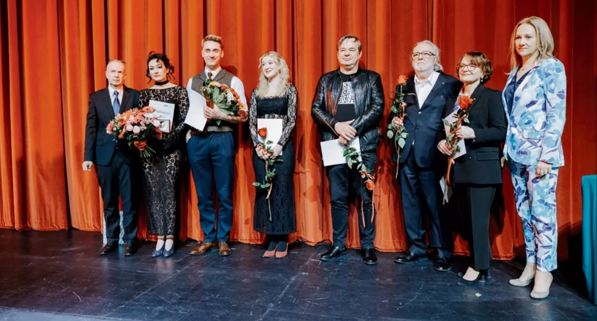 Teatr, Premiera „Ubu Króla Medal Senatu Srebrna Maska najlepszych aktorów Płock obchodził Międzynarodowy Dzień Teatru - zdjęcie, fotografia