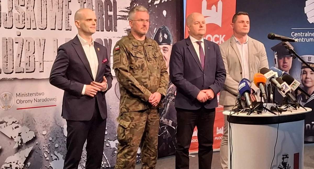 Warto wiedzieć, Czołgi wyrzutnie pokazy musztry wojskowa grochówka Targi służby pracy płockiej Orlen Arenie - zdjęcie, fotografia