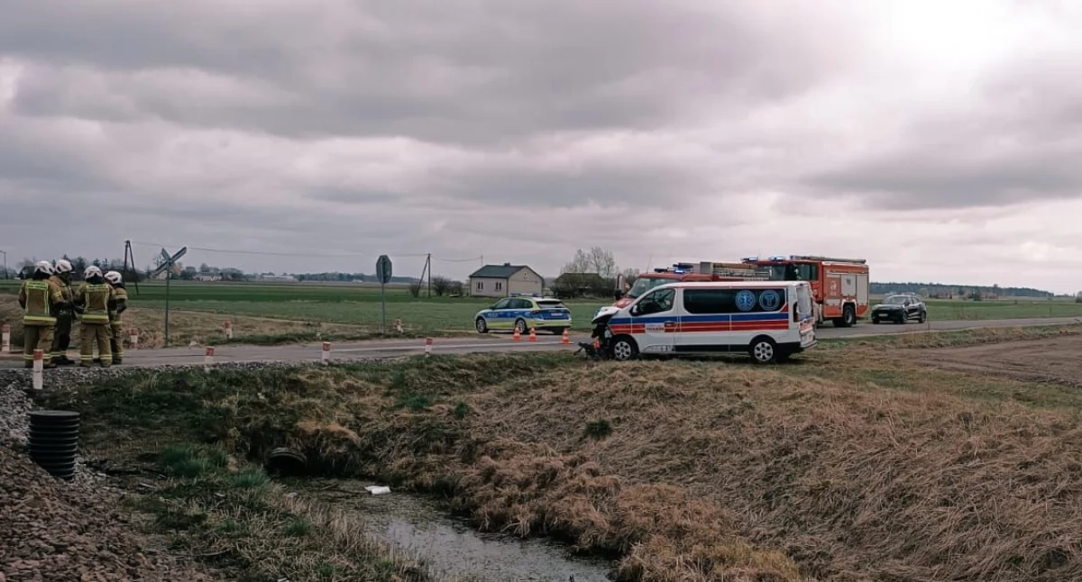 Karetka zderzyła się z pociągiem w miejscowości Osiek-Włostybory