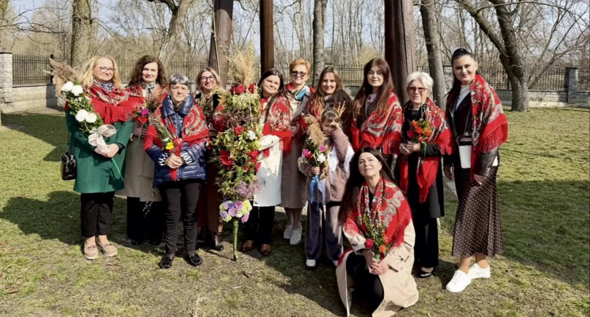 Kulinarne Dziedzictwo Mazowsza, warto zbierać uprawiać wykorzystywać Radzą panie Koła Gospodyń Wiejskich „Dobrzykowianki” łąki ogrodu zioła dzikie rośliny kuchni - zdjęcie, fotografia