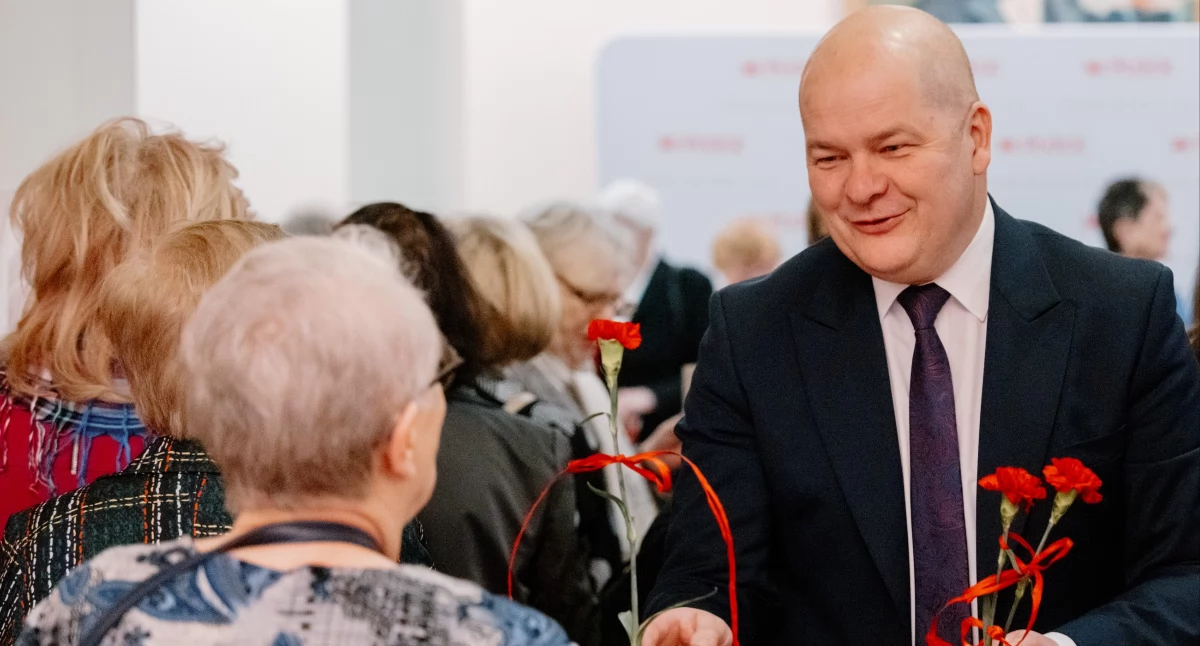 Prezydent Płocka Andrzej Nowakowski podczas Dnia Kobiet w szkole muzycznej
