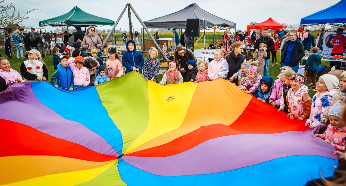 Wokół Nas, Ranczowisku Cekanowie obudzili wiosnę! atrakcji pomagania rodzinnym festiwalu - zdjęcie, fotografia