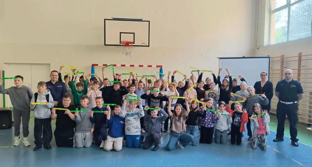 Wiadomości Policja , Odblask może uratować życie Dzieci Słupna świecą przykładem - zdjęcie, fotografia